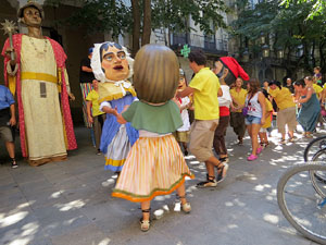 Cercavila amb els gegants i capgrossos de Girona, els de Torroella de Montgrí i els del Grupo Cultural Aserrí de Costa Rica