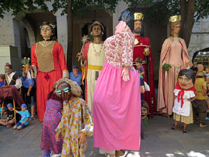 Cercavila amb els gegants i capgrossos de Girona, els de Torroella de Montgrí i els del Grupo Cultural Aserrí de Costa Rica