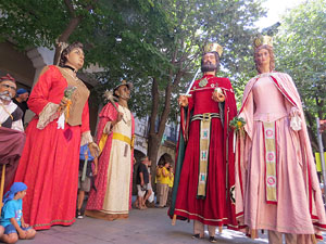 Cercavila amb els gegants i capgrossos de Girona, els de Torroella de Montgrí i els del Grupo Cultural Aserrí de Costa Rica