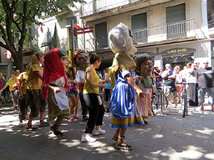 Cercavila amb els gegants i capgrossos de Girona, els de Torroella de Montgrí i els del Grupo Cultural Aserrí de Costa Rica