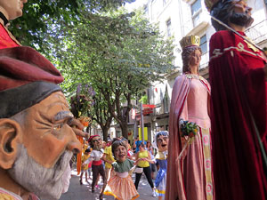 Cercavila amb els gegants i capgrossos de Girona, els de Torroella de Montgrí i els del Grupo Cultural Aserrí de Costa Rica
