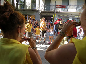 Cercavila amb els gegants i capgrossos de Girona, els de Torroella de Montgrí i els del Grupo Cultural Aserrí de Costa Rica