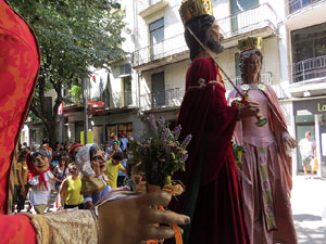 Cercavila amb els gegants i capgrossos de Girona, els de Torroella de Montgrí i els del Grupo Cultural Aserrí de Costa Rica