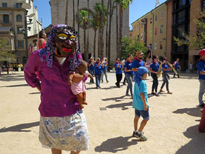 Cercavila amb els gegants i capgrossos de Girona, els de Torroella de Montgrí i els del Grupo Cultural Aserrí de Costa RicaCosta Rica