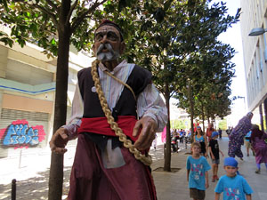 Cercavila amb els gegants i capgrossos de Girona, els de Torroella de Montgrí i els del Grupo Cultural Aserrí de Costa Rica