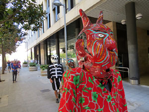 Cercavila amb els gegants i capgrossos de Girona, els de Torroella de Montgrí i els del Grupo Cultural Aserrí de Costa Rica