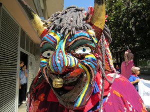 Cercavila amb els gegants i capgrossos de Girona, els de Torroella de Montgrí i els del Grupo Cultural Aserrí de Costa Rica