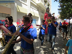 Cercavila amb els gegants i capgrossos de Girona, els de Torroella de Montgrí i els del Grupo Cultural Aserrí de Costa Rica