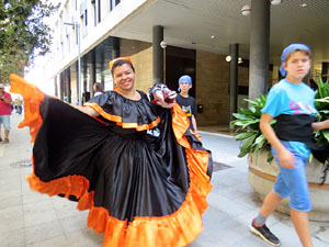 Cercavila amb els gegants i capgrossos de Girona, els de Torroella de Montgrí i els del Grupo Cultural Aserrí de Costa Rica