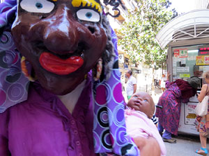 Cercavila amb els gegants i capgrossos de Girona, els de Torroella de Montgrí i els del Grupo Cultural Aserrí de Costa Rica