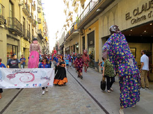 Cercavila amb els gegants i capgrossos de Girona, els de Torroella de Montgrí i els del Grupo Cultural Aserrí de Costa Rica