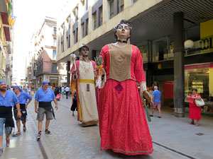 Cercavila amb els gegants i capgrossos de Girona, els de Torroella de Montgrí i els del Grupo Cultural Aserrí de Costa Rica