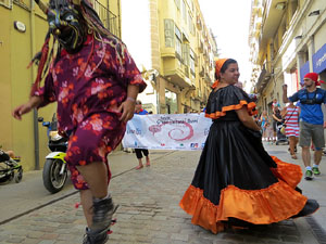 Cercavila amb els gegants i capgrossos de Girona, els de Torroella de Montgrí i els del Grupo Cultural Aserrí de Costa Rica