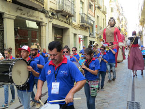 Cercavila amb els gegants i capgrossos de Girona, els de Torroella de Montgrí i els del Grupo Cultural Aserrí de Costa Rica