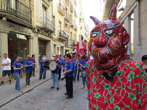 Cercavila amb els gegants i capgrossos de Girona, els de Torroella de Montgrí i els del Grupo Cultural Aserrí de Costa Rica