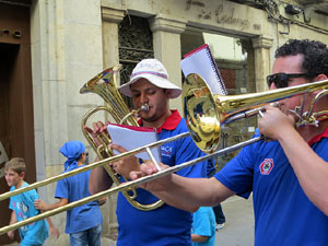 Cercavila amb els gegants i capgrossos de Girona, els de Torroella de Montgrí i els del Grupo Cultural Aserrí de Costa Rica