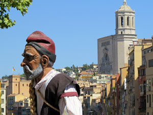 Cercavila amb els gegants i capgrossos de Girona, els de Torroella de Montgrí i els del Grupo Cultural Aserrí de Costa Rica
