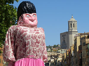 Cercavila amb els gegants i capgrossos de Girona, els de Torroella de Montgrí i els del Grupo Cultural Aserrí de Costa Rica