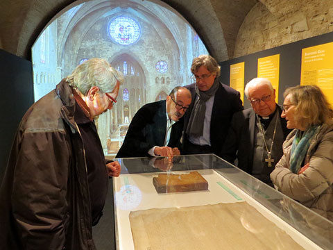 Pere Freixas explicant les peces de l'exposició