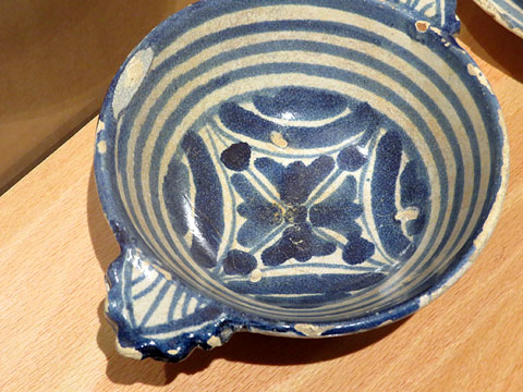 Escudella de ceràmica blava. Segle XVII
