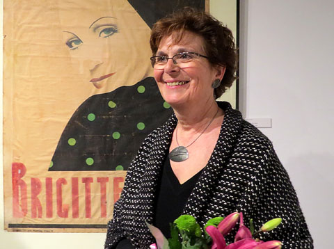 Albina Varés, davant unes obres cartellístiques d'Antoni Varés