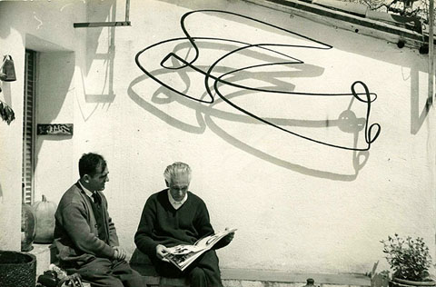 Domènec Fita i Antoni Varés al domicili del primer a Montjuïc. 1964