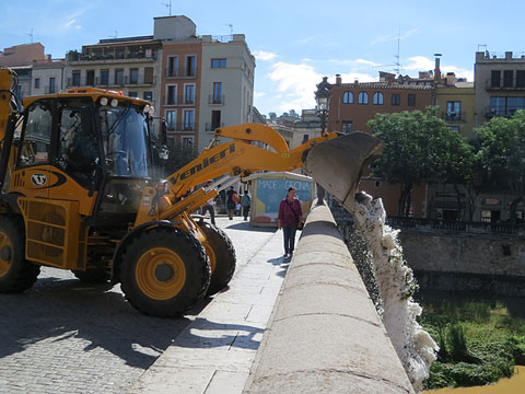 La pedra recollida es va abocar a la llera de l'Onyar des del pont de Pedra i des de la plaça Catalunya