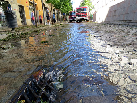 Els bombers extreuen aigua al carrer Joan Maragall