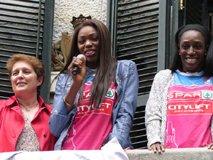 Rebuda de l'Spar Citylift Girona a la Sala de Plens de l'Ajuntament i a la pla&ccedil;a del Vi