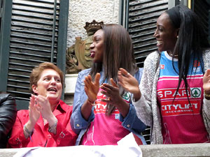 Rebuda de l'Spar Citylift Girona a la Sala de Plens de l'Ajuntament i a la pla&ccedil;a del Vi