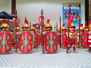 Aparadors decorats amb diorames i figures de Playmobil