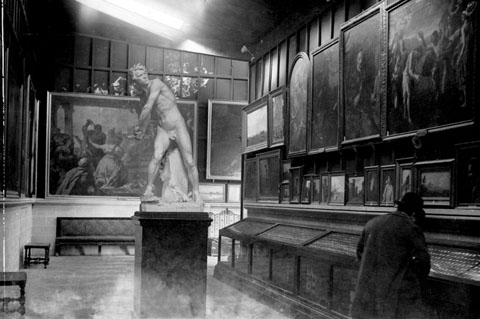 Interior d'una sala d'exposicions del Museu Arqueològic instal&midot;lat al monestir de Sant Pere de Galligants. Al centre, una escultura de Miquel Blay. 1896