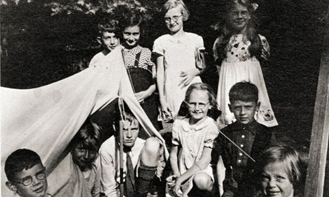 Anne Frank, dreta, segona des de l'esquerra, durant unes vacances d'estiu el 1938 a Laren