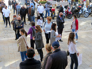 Concentració contra el tancament d'hostaleria i estètica davant la seu de la Generalitat