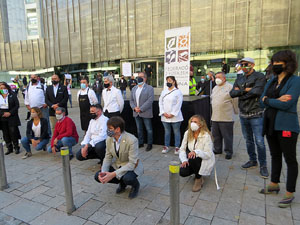 Concentració contra el tancament d'hostaleria i estètica davant la seu de la Generalitat