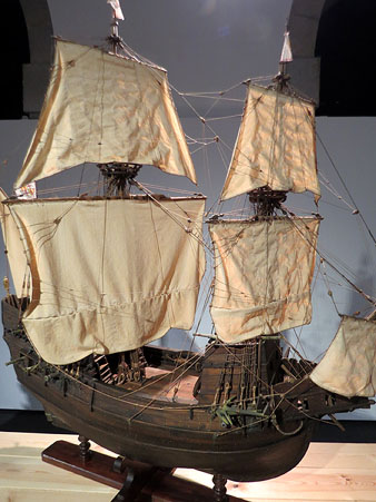 'Nuestra Señora de Montserrate'. Galió, vaixell de vela utilitzat des de mitjan segle XVI. De grans dimensions i de borda alta, es movia per acció del vent. Els galions eren vaixells de grans prestacions, gran mida i capacitat de foc. Modelista: Enric Juhé