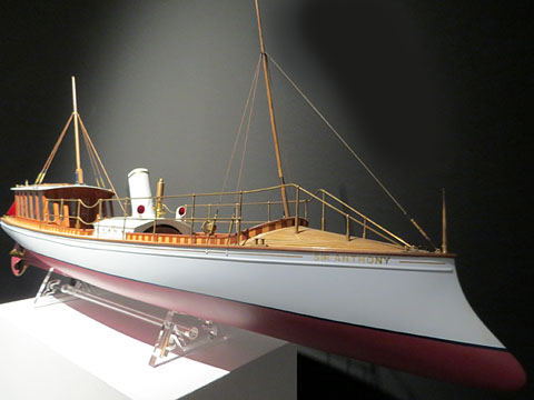 'Sir Anthony'. Vaixell dissenyat i construït el 1912 per a llacs interiors suïssos. Es basa en un dibuix del catàleg de 1912 de l'empresa Escher Wyss, establerta a Z¨rich. Modelista: Antoni Barata