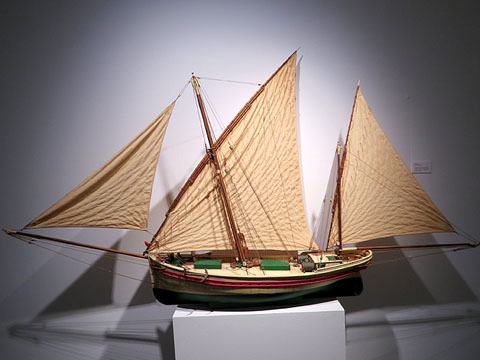 Barca de mitjana. És una embarcació de vela del Mediterrani aparellada amb dos pals, un botaló i tres veles. Embarcació de cabotatge dedicada al transport de mercaderies. Modelista: Enric Juhé