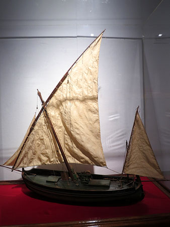 'Francisca'. Maqueta construïda el 1954 per Jaume Puig Agut, un dels millors modelistes del segle XX, corresponent a la darrera barca de bou que va feinejar a la Costa Daurada. Museu Marítim de Barcelona