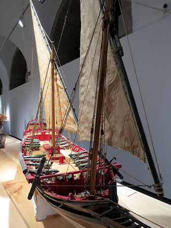 Xabec. Embarcació de vela triangular, amb la que també es podia navegar amb rems, encara que de forma merament auxiliar. Sorgeix al segle XV i va ser adoptada pels corsaris algerians i tunisians. Modelista: Manel Canales
