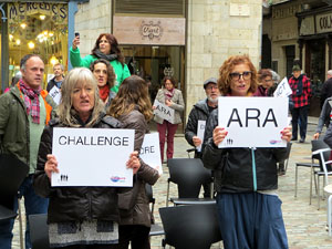 Flash mob en suport a Julian Assange a la plaça del Vi