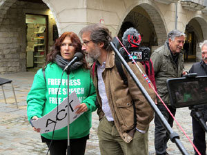 Flash mob en suport a Julian Assange a la plaça del Vi