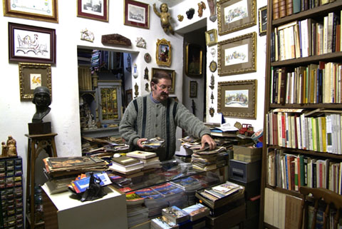 Joan Cortés a l'interior del Portal del Col·leccionista. 2006
