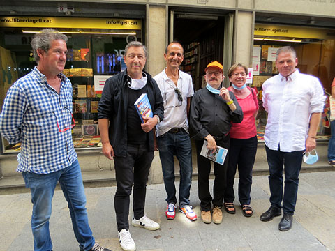 Foto de grup a l'entrada de la Llibreria Geli