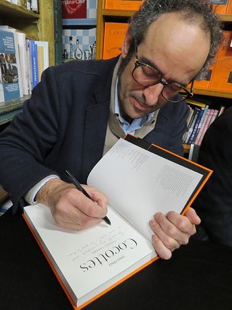 Salvador Garcia-Arbós signant exemplars del llibre