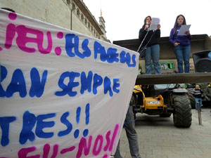 Protesta dels pagesos gironins amb una tractorada pel centre de la ciutat