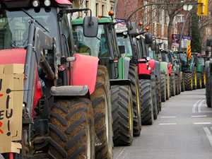 Protesta dels pagesos gironins amb una tractorada pel centre de la ciutat