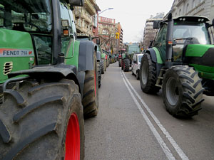 Protesta dels pagesos gironins amb una tractorada pel centre de la ciutat