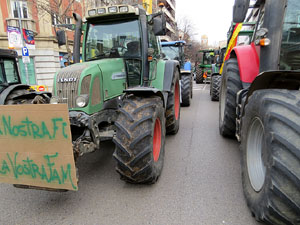 Protesta dels pagesos gironins amb una tractorada pel centre de la ciutat