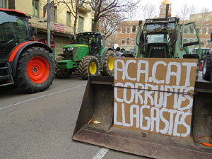 Protesta dels pagesos gironins amb una tractorada pel centre de la ciutat